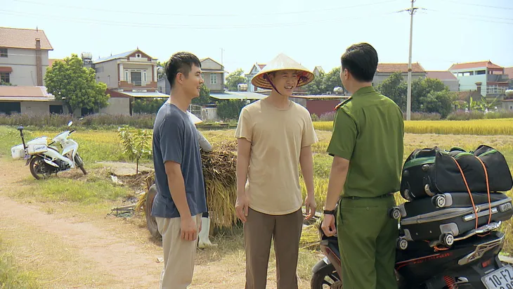 Phố trong làng - Tập 2: Nam gặp tình huống dở khóc dở cười ngay ngày làm việc đầu tiên tại Tân Xuân - Ảnh 10. Phố trong làng - Tập 2: Nam gặp tình huống dở khóc dở cười ngay ngày làm việc đầu tiên tại Tân Xuân - Ảnh 10.