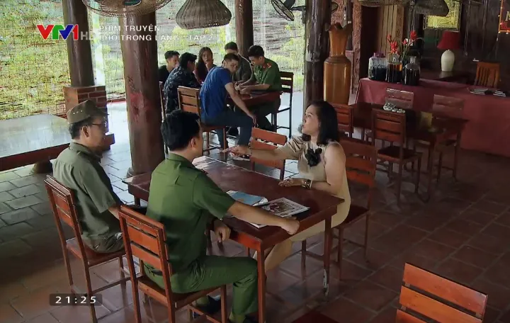 Phố trong làng - Tập 2: Nam gặp tình huống dở khóc dở cười ngay ngày làm việc đầu tiên tại Tân Xuân - Ảnh 19. Phố trong làng - Tập 2: Nam gặp tình huống dở khóc dở cười ngay ngày làm việc đầu tiên tại Tân Xuân - Ảnh 19.