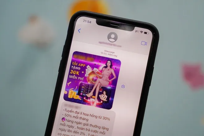 Tin nhắn spam, quảng cáo app cờ bạc tấn công người dùng iPhone - Ảnh 1. Tin nhắn spam, quảng cáo app cờ bạc tấn công người dùng iPhone - Ảnh 1.