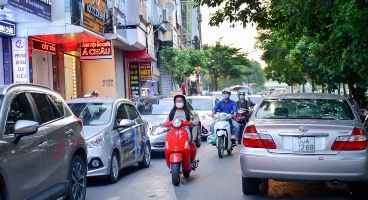 Người dân băn khoăn về việc thu phí ô tô vào nội đô - Ảnh 1. Người dân băn khoăn về việc thu phí ô tô vào nội đô - Ảnh 1.