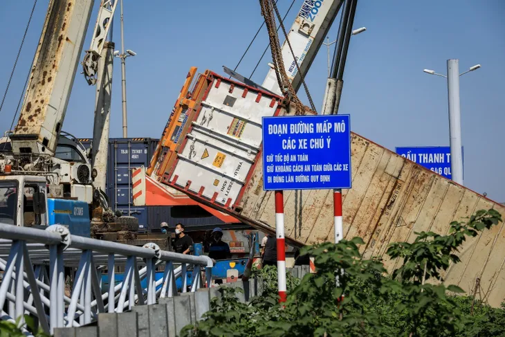 Xe container bị lật trên cầu Thanh Trì, ùn tắc kéo dài - Ảnh 4. Xe container bị lật trên cầu Thanh Trì, ùn tắc kéo dài - Ảnh 4.