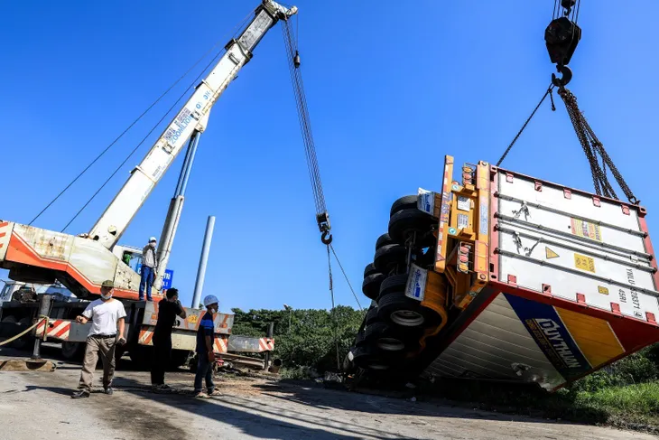 Xe container bị lật trên cầu Thanh Trì, ùn tắc kéo dài - Ảnh 3. Xe container bị lật trên cầu Thanh Trì, ùn tắc kéo dài - Ảnh 3.