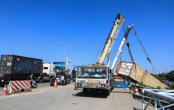Xe container bị lật trên cầu Thanh Trì, ùn tắc kéo dài - Ảnh 2. Xe container bị lật trên cầu Thanh Trì, ùn tắc kéo dài - Ảnh 2.