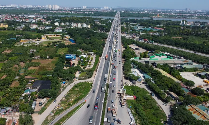 Xe container bị lật trên cầu Thanh Trì, ùn tắc kéo dài - Ảnh 1. Xe container bị lật trên cầu Thanh Trì, ùn tắc kéo dài - Ảnh 1.