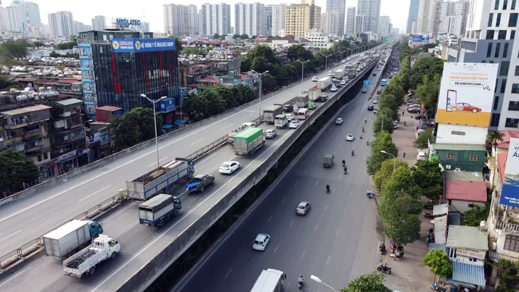 Xe container bị lật trên cầu Thanh Trì, ùn tắc kéo dài - Ảnh 9. Xe container bị lật trên cầu Thanh Trì, ùn tắc kéo dài - Ảnh 9.