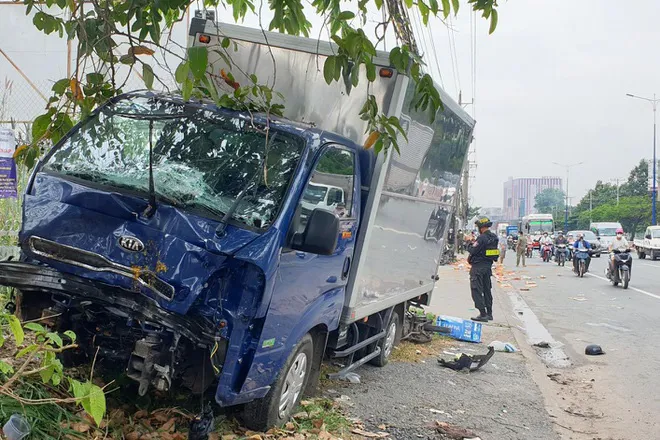 Xe tải mất lái tông hàng loạt xe máy, nhiều người bị thương - Ảnh 1. Xe tải mất lái tông hàng loạt xe máy, nhiều người bị thương - Ảnh 1.