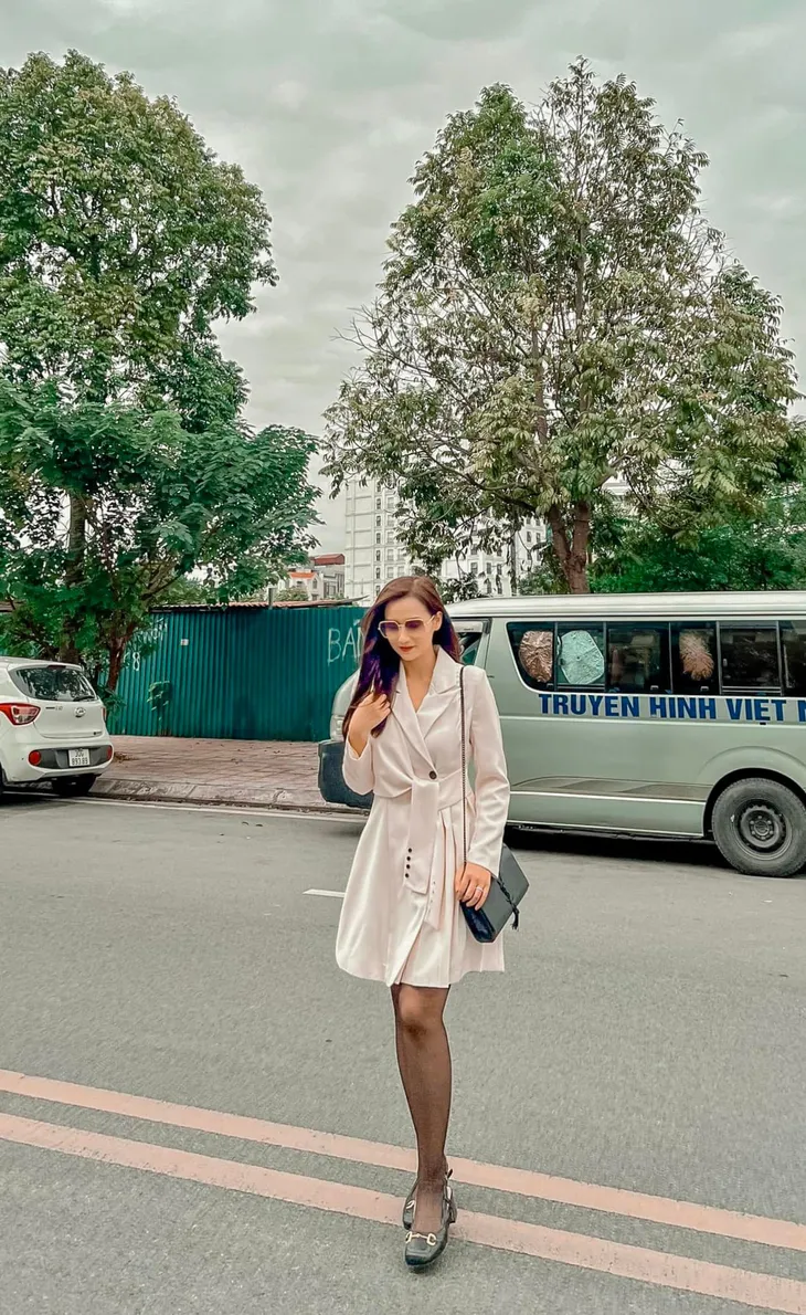 Lã Thanh Huyền hóa nữ biên kịch xinh đẹp nhưng sống chung với con chồng trong phim mới - Ảnh 4. Lã Thanh Huyền hóa nữ biên kịch xinh đẹp nhưng sống chung với con chồng trong phim mới - Ảnh 4.
