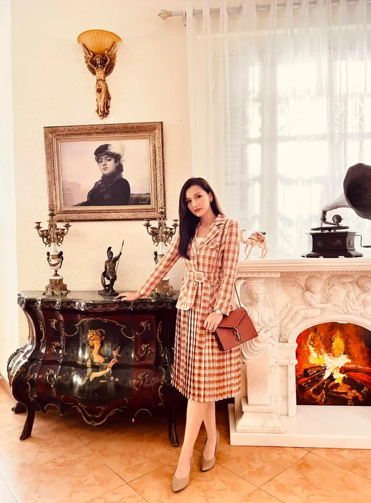 Lã Thanh Huyền hóa nữ biên kịch xinh đẹp nhưng sống chung với con chồng trong phim mới - Ảnh 1. Lã Thanh Huyền hóa nữ biên kịch xinh đẹp nhưng sống chung với con chồng trong phim mới - Ảnh 1.