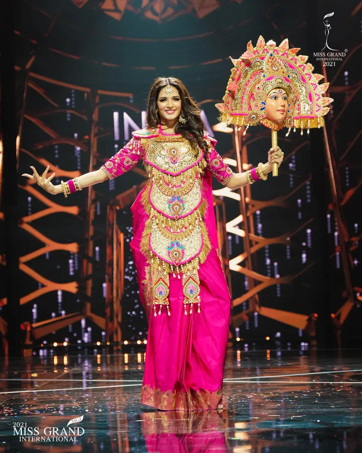 Miss Grand International 2021: Thùy Tiên tỏa sáng ở phần thi trang phục dân tộc dù gặp sự cố - Ảnh 8. Miss Grand International 2021: Thùy Tiên tỏa sáng ở phần thi trang phục dân tộc dù gặp sự cố - Ảnh 8.