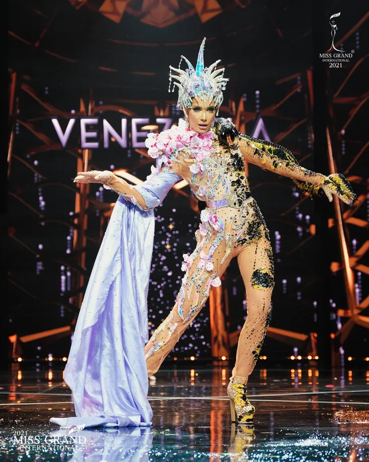 Miss Grand International 2021: Thùy Tiên tỏa sáng ở phần thi trang phục dân tộc dù gặp sự cố - Ảnh 6. Miss Grand International 2021: Thùy Tiên tỏa sáng ở phần thi trang phục dân tộc dù gặp sự cố - Ảnh 6.