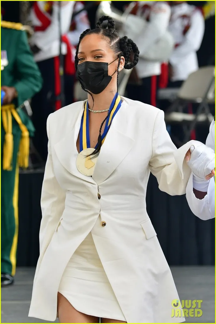 Rihanna được nhận danh hiệu Anh hùng dân tộc của Barbados - Ảnh 1. Rihanna được nhận danh hiệu Anh hùng dân tộc của Barbados - Ảnh 1.
