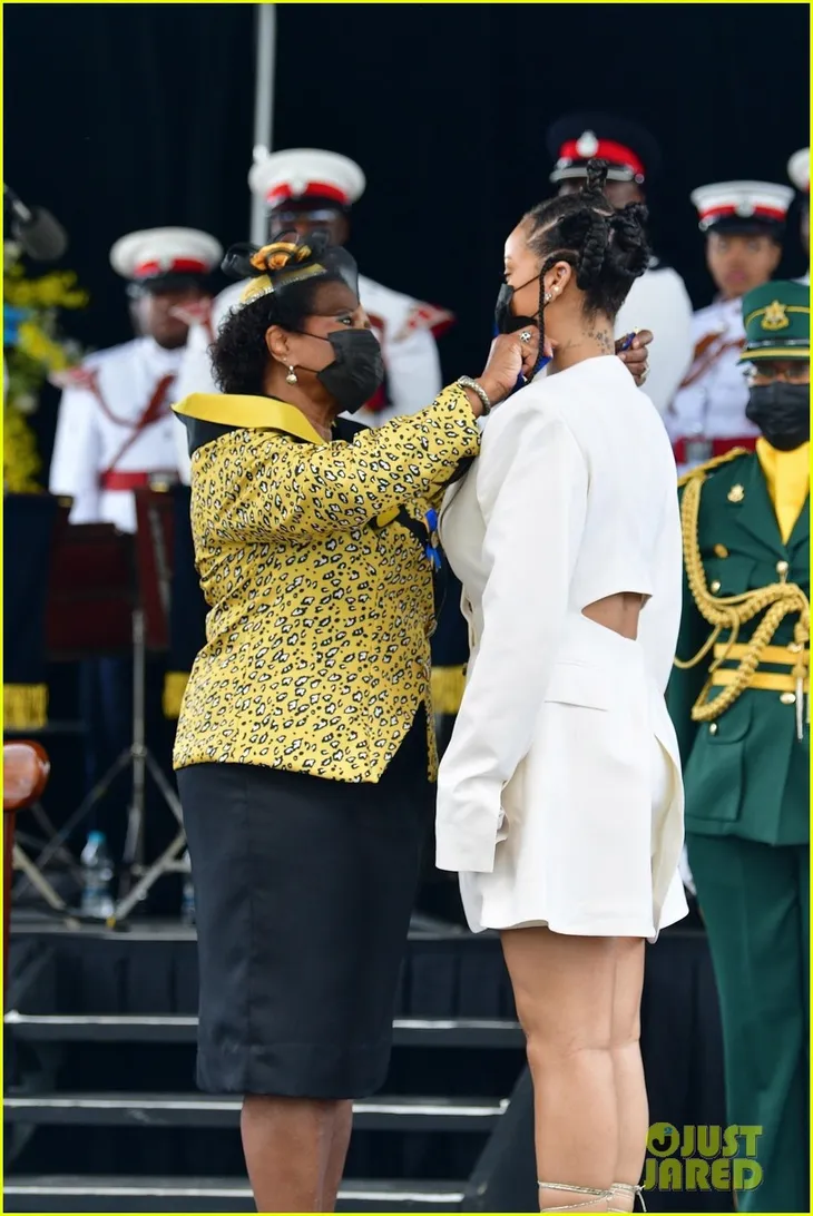 Rihanna được nhận danh hiệu Anh hùng dân tộc của Barbados - Ảnh 3. Rihanna được nhận danh hiệu Anh hùng dân tộc của Barbados - Ảnh 3.