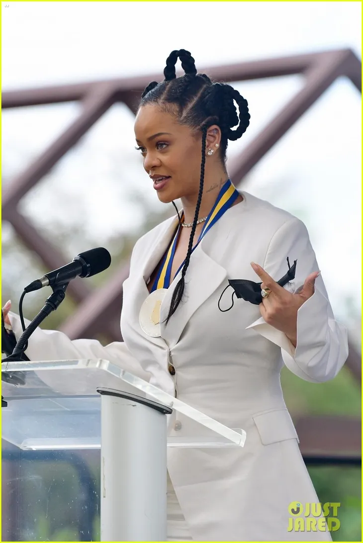 Rihanna được nhận danh hiệu Anh hùng dân tộc của Barbados - Ảnh 4. Rihanna được nhận danh hiệu Anh hùng dân tộc của Barbados - Ảnh 4.