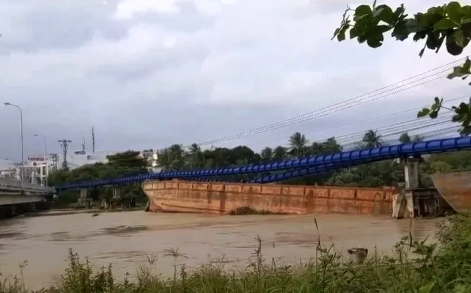 2 sà lan bị cuốn trôi đe dọa sập cầu - Ảnh 1. 2 sà lan bị cuốn trôi đe dọa sập cầu - Ảnh 1.