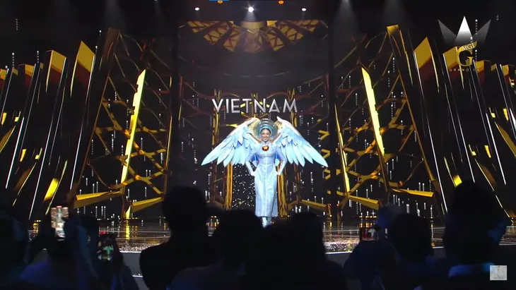 Miss Grand International 2021: Thùy Tiên tỏa sáng ở phần thi trang phục dân tộc dù gặp sự cố - Ảnh 4. Miss Grand International 2021: Thùy Tiên tỏa sáng ở phần thi trang phục dân tộc dù gặp sự cố - Ảnh 4.