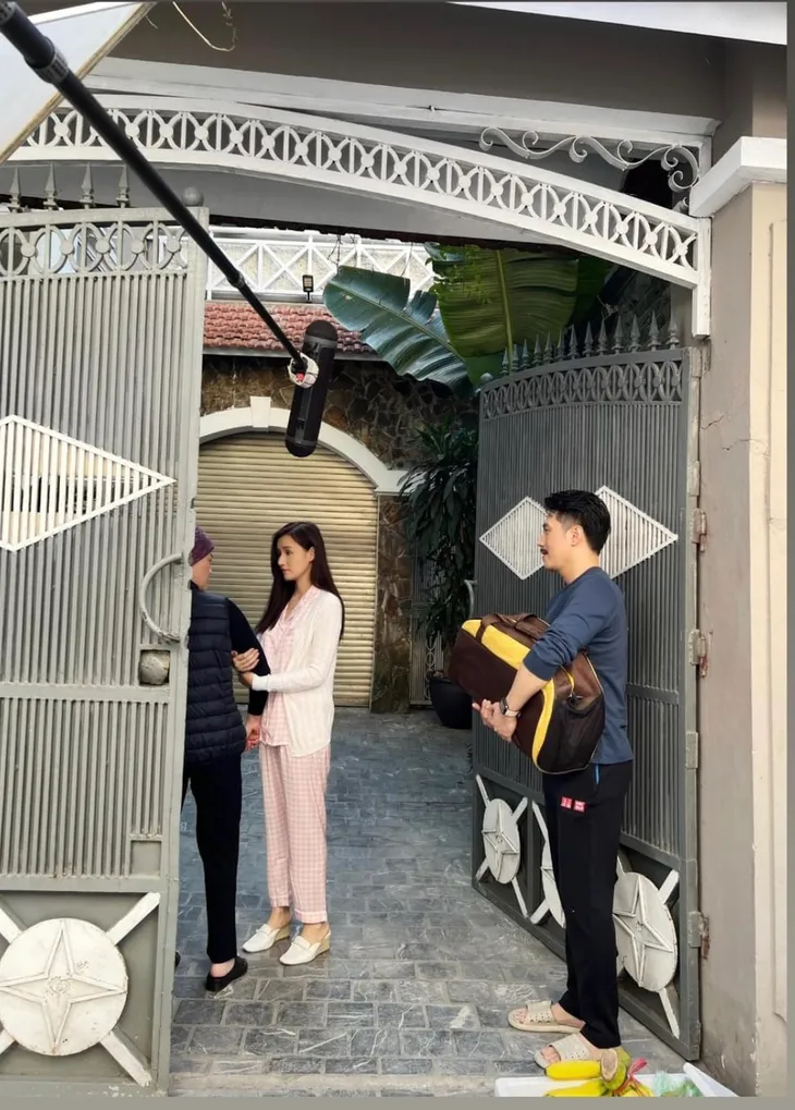 Lã Thanh Huyền hóa nữ biên kịch xinh đẹp nhưng sống chung với con chồng trong phim mới - Ảnh 12. Lã Thanh Huyền hóa nữ biên kịch xinh đẹp nhưng sống chung với con chồng trong phim mới - Ảnh 12.