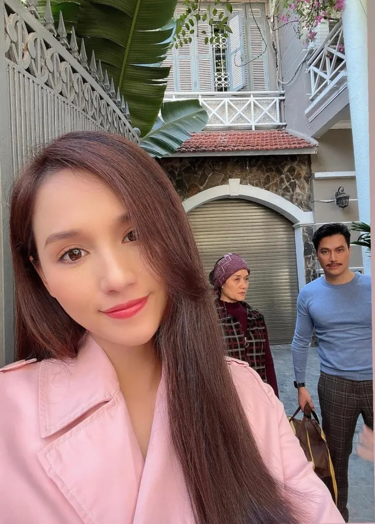 Lã Thanh Huyền hóa nữ biên kịch xinh đẹp nhưng sống chung với con chồng trong phim mới - Ảnh 6. Lã Thanh Huyền hóa nữ biên kịch xinh đẹp nhưng sống chung với con chồng trong phim mới - Ảnh 6.