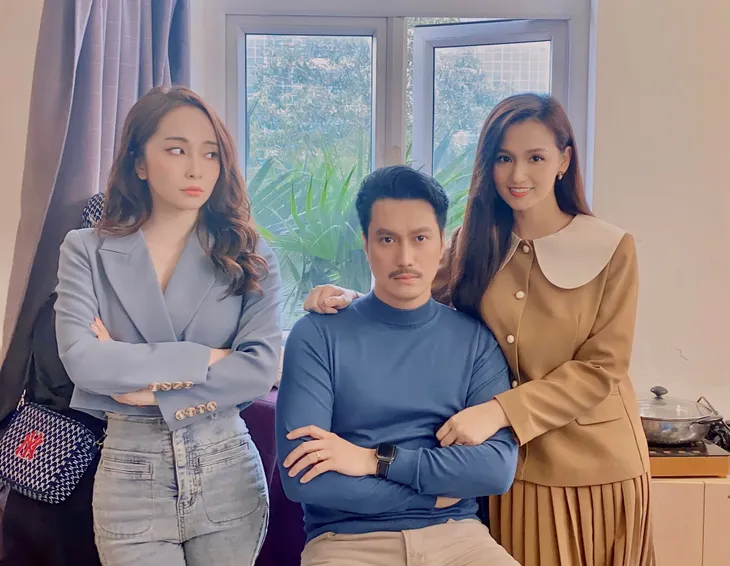 Bộ ba Về chung một nhà hài hước ở hậu trường - Ảnh 1. Bộ ba Về chung một nhà hài hước ở hậu trường - Ảnh 1.