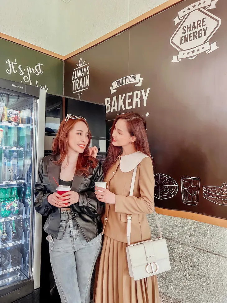 Bộ ba Về chung một nhà hài hước ở hậu trường - Ảnh 3. Bộ ba Về chung một nhà hài hước ở hậu trường - Ảnh 3.