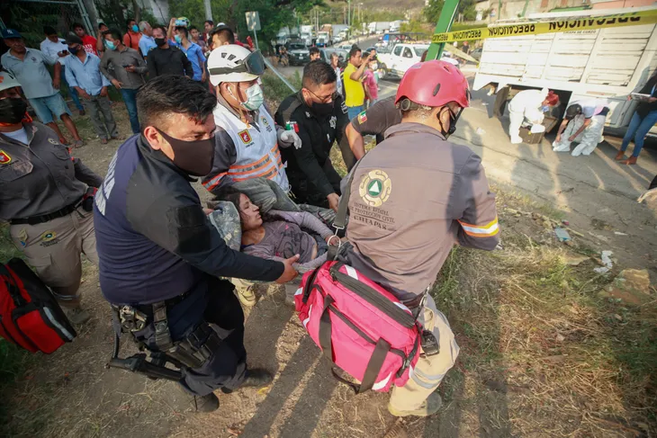 Hơn 100 người thương vong trong vụ lật xe chở người di cư ở Mexico - Ảnh 1. Hơn 100 người thương vong trong vụ lật xe chở người di cư ở Mexico - Ảnh 1.