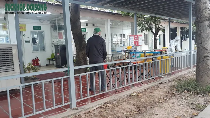 Hà Nội: Bệnh viện tuyến cuối quá tải bệnh nhân COVID-19 - Ảnh 2. Hà Nội: Bệnh viện tuyến cuối quá tải bệnh nhân COVID-19 - Ảnh 2.