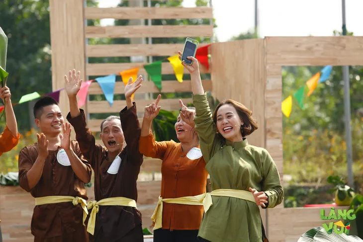 Điệu múa lá dong ấn tượng của người nông dân hiện đại trong Làng vui - Ảnh 5. Điệu múa lá dong ấn tượng của người nông dân hiện đại trong Làng vui - Ảnh 5.