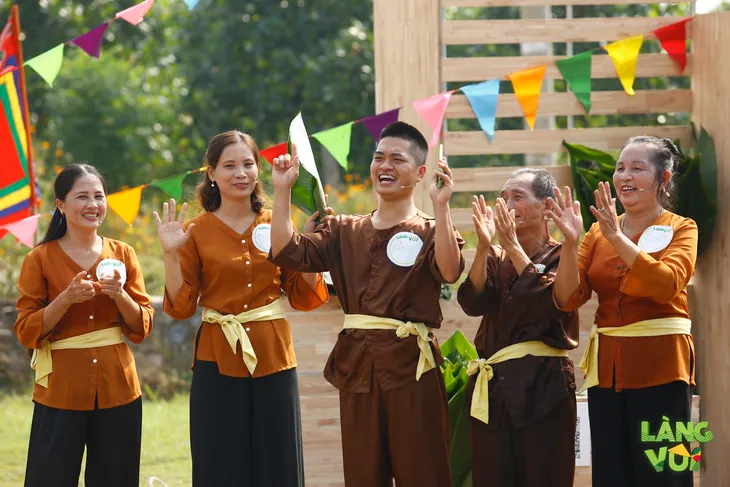 Điệu múa lá dong ấn tượng của người nông dân hiện đại trong Làng vui - Ảnh 4. Điệu múa lá dong ấn tượng của người nông dân hiện đại trong Làng vui - Ảnh 4.