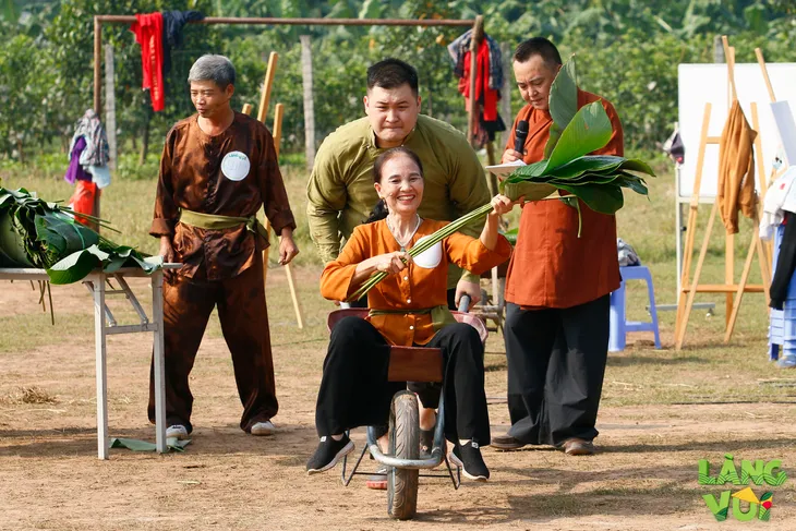 Điệu múa lá dong ấn tượng của người nông dân hiện đại trong Làng vui - Ảnh 2. Điệu múa lá dong ấn tượng của người nông dân hiện đại trong Làng vui - Ảnh 2.