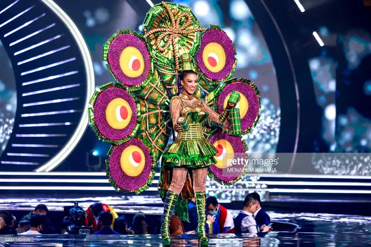 Miss Universe 2021: Phần thi trang phục dân tộc ấn tượng của Kim Duyên - Ảnh 1. Miss Universe 2021: Phần thi trang phục dân tộc ấn tượng của Kim Duyên - Ảnh 1.