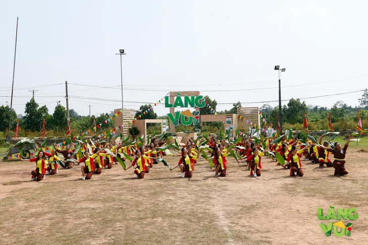 Điệu múa lá dong ấn tượng của người nông dân hiện đại trong Làng vui - Ảnh 12. Điệu múa lá dong ấn tượng của người nông dân hiện đại trong Làng vui - Ảnh 12.