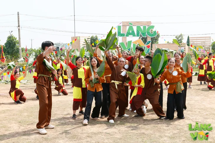 Điệu múa lá dong ấn tượng của người nông dân hiện đại trong Làng vui - Ảnh 14. Điệu múa lá dong ấn tượng của người nông dân hiện đại trong Làng vui - Ảnh 14.