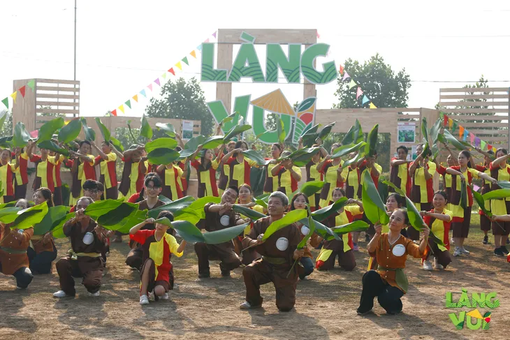 Điệu múa lá dong ấn tượng của người nông dân hiện đại trong Làng vui - Ảnh 13. Điệu múa lá dong ấn tượng của người nông dân hiện đại trong Làng vui - Ảnh 13.
