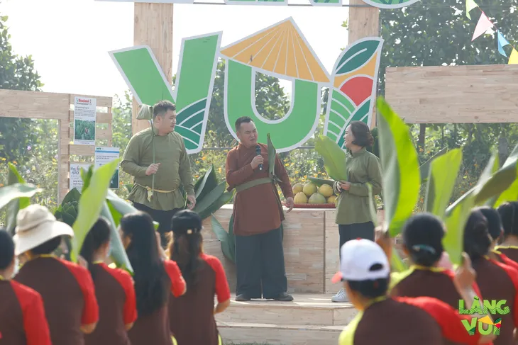 Điệu múa lá dong ấn tượng của người nông dân hiện đại trong Làng vui - Ảnh 1. Điệu múa lá dong ấn tượng của người nông dân hiện đại trong Làng vui - Ảnh 1.