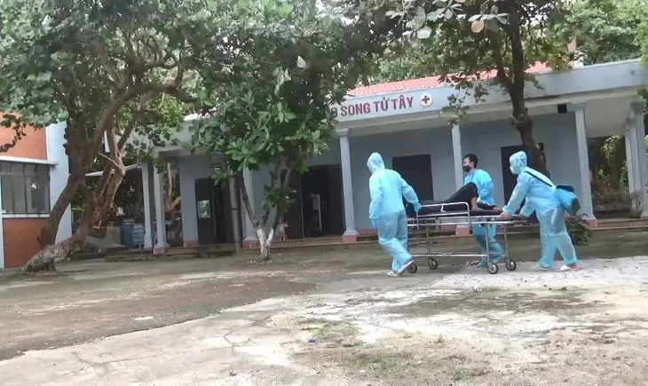 Bệnh xá đảo Song Tử Tây cấp cứu ngư dân bị tai nạn lao động trên biển - Ảnh 1. Bệnh xá đảo Song Tử Tây cấp cứu ngư dân bị tai nạn lao động trên biển - Ảnh 1.