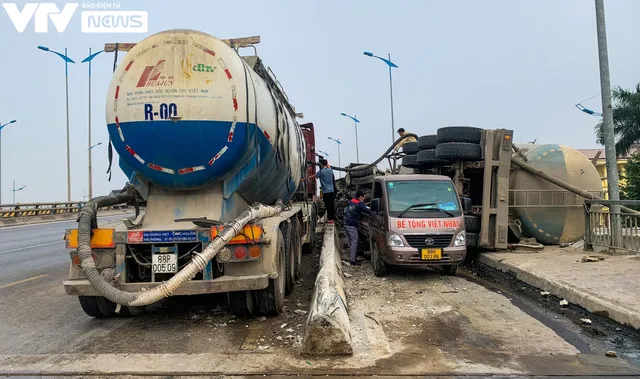 Hà Nội: Xe trộn bê tông mất lái đâm đổ dải phân cách cứng - Ảnh 1. Hà Nội: Xe trộn bê tông mất lái đâm đổ dải phân cách cứng - Ảnh 1.