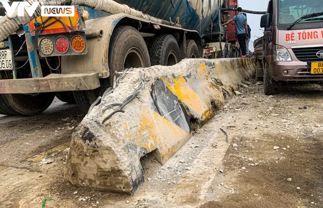 Hà Nội: Xe trộn bê tông mất lái đâm đổ dải phân cách cứng - Ảnh 2. Hà Nội: Xe trộn bê tông mất lái đâm đổ dải phân cách cứng - Ảnh 2.