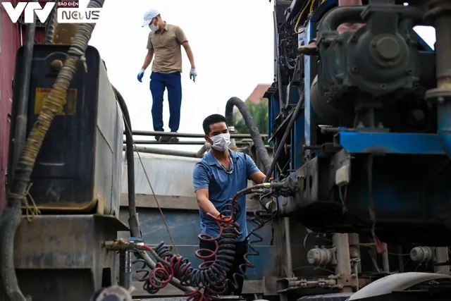 Hà Nội: Xe trộn bê tông mất lái đâm đổ dải phân cách cứng - Ảnh 7. Hà Nội: Xe trộn bê tông mất lái đâm đổ dải phân cách cứng - Ảnh 7.