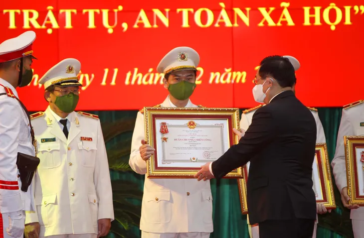 Chủ tịch Quốc hội: Công an là lực lượng tuyến đầu, chủ công trong giữ gìn an ninh trật tự và phòng chống dịch - Ảnh 2. Chủ tịch Quốc hội: Công an là lực lượng tuyến đầu, chủ công trong giữ gìn an ninh trật tự và phòng chống dịch - Ảnh 2.
