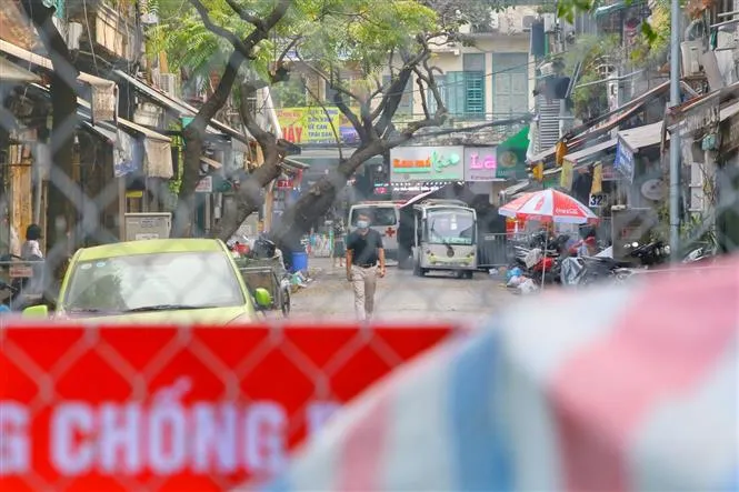 Số ca F0 trong cộng đồng liên tục tăng cao, Hà Nội phong tỏa nhiều tuyến phố cổ - Ảnh 3.