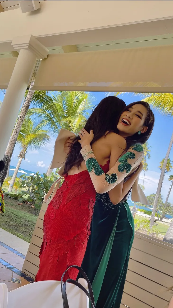 Đỗ Thị Hà diện áo dài Rau má, tặng quà cho các thí sinh Miss World 2021 - Ảnh 2. Đỗ Thị Hà diện áo dài Rau má, tặng quà cho các thí sinh Miss World 2021 - Ảnh 2.