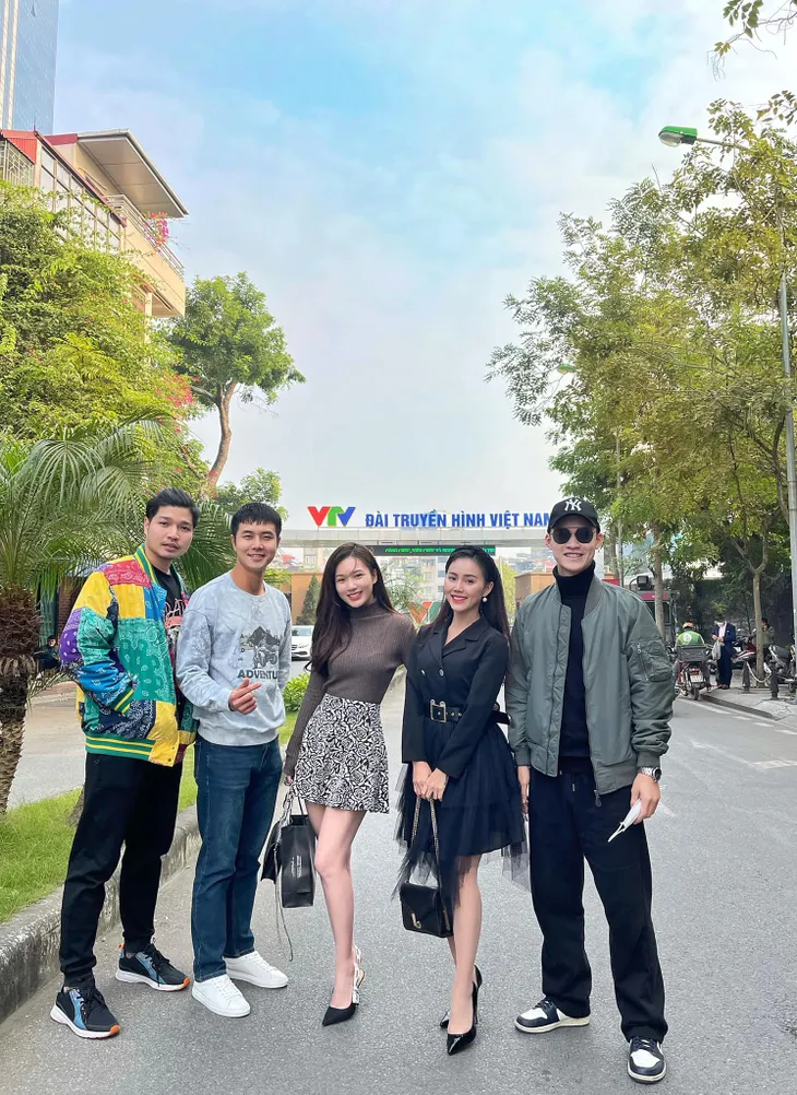 Diễn viên Việt tuần qua: Đình Tú khoe xe khủng, Hồng Diễm đăng ảnh chỉ vì giày mới - Ảnh 4. Diễn viên Việt tuần qua: Đình Tú khoe xe khủng, Hồng Diễm đăng ảnh chỉ vì giày mới - Ảnh 4.