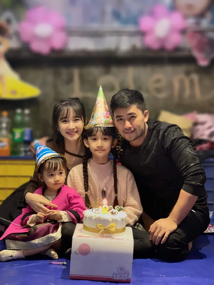 Diễn viên Việt tuần qua: Đình Tú khoe xe khủng, Hồng Diễm đăng ảnh chỉ vì giày mới - Ảnh 3. Diễn viên Việt tuần qua: Đình Tú khoe xe khủng, Hồng Diễm đăng ảnh chỉ vì giày mới - Ảnh 3.