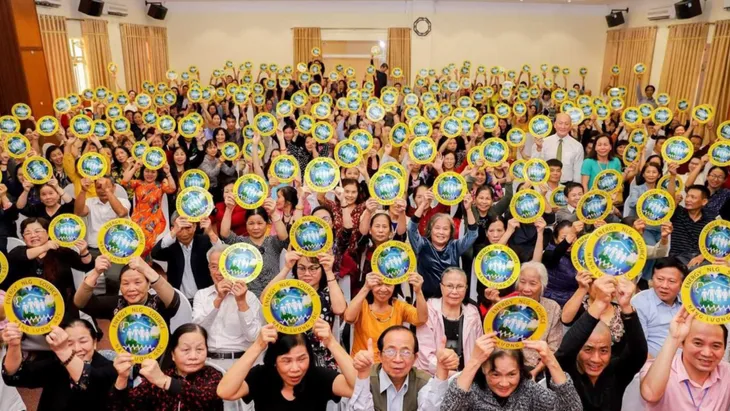 Năng lượng gốc trống đồng: Đọc thần chú, nhìn vào trán để... chữa ung thư, COVID-19? - Ảnh 2. Năng lượng gốc trống đồng: Đọc thần chú, nhìn vào trán để... chữa ung thư, COVID-19? - Ảnh 2.