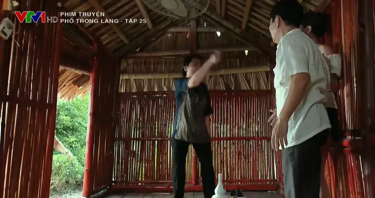 Phố trong làng - Tập 25: Ông Trung khai lấy tiền công đức cho vay nặng lãi - Ảnh 5. Phố trong làng - Tập 25: Ông Trung khai lấy tiền công đức cho vay nặng lãi - Ảnh 5.