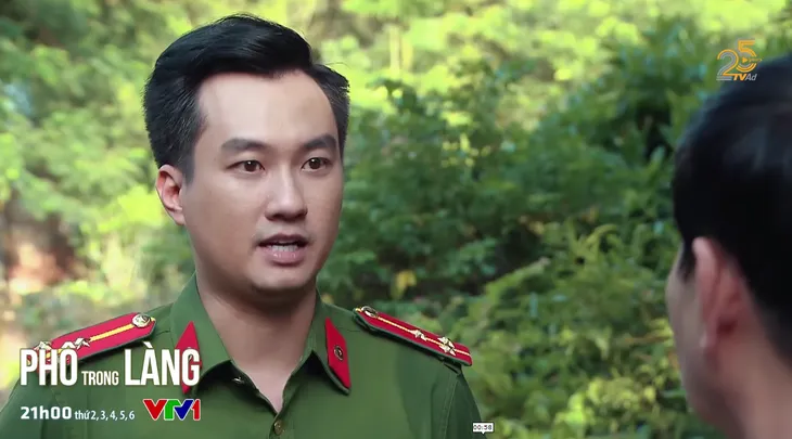 Phố trong làng - Tập 25: Ông Trung bị công an bắt - Ảnh 1. Phố trong làng - Tập 25: Ông Trung bị công an bắt - Ảnh 1.