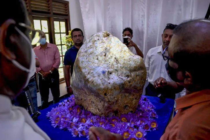 Chiêm ngưỡng viên đá quý sapphire xanh khổng lồ, nặng gần ⅓ tấn - Ảnh 1. Chiêm ngưỡng viên đá quý sapphire xanh khổng lồ, nặng gần ⅓ tấn - Ảnh 1.