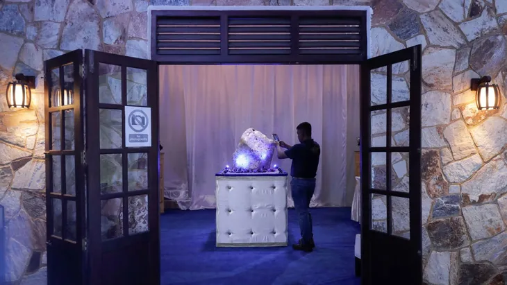 Chiêm ngưỡng viên đá quý sapphire xanh khổng lồ, nặng gần ⅓ tấn - Ảnh 2. Chiêm ngưỡng viên đá quý sapphire xanh khổng lồ, nặng gần ⅓ tấn - Ảnh 2.