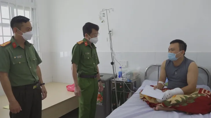 Bắt khẩn cấp nhóm côn đồ chém trọng thương Thượng úy công an - Ảnh 2. Bắt khẩn cấp nhóm côn đồ chém trọng thương Thượng úy công an - Ảnh 2.