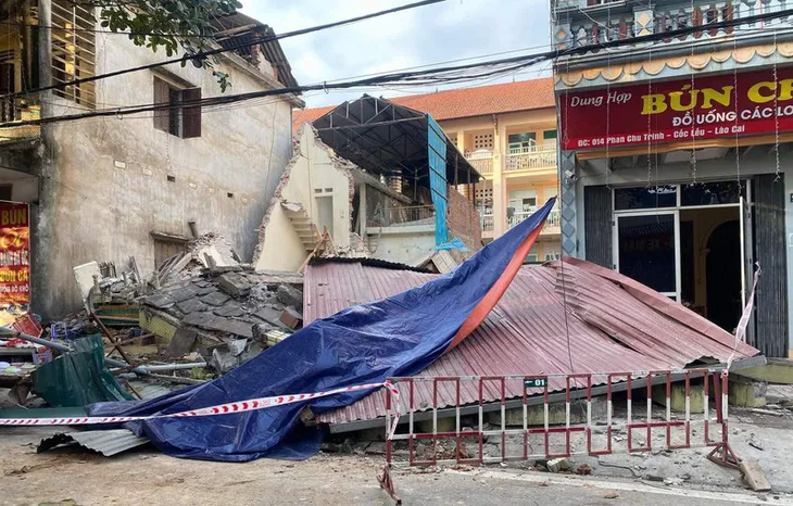 Ngôi nhà 3 tầng bất ngờ đổ sập do hàng xóm đào móng xây nhà - Ảnh 1. Ngôi nhà 3 tầng bất ngờ đổ sập do hàng xóm đào móng xây nhà - Ảnh 1.