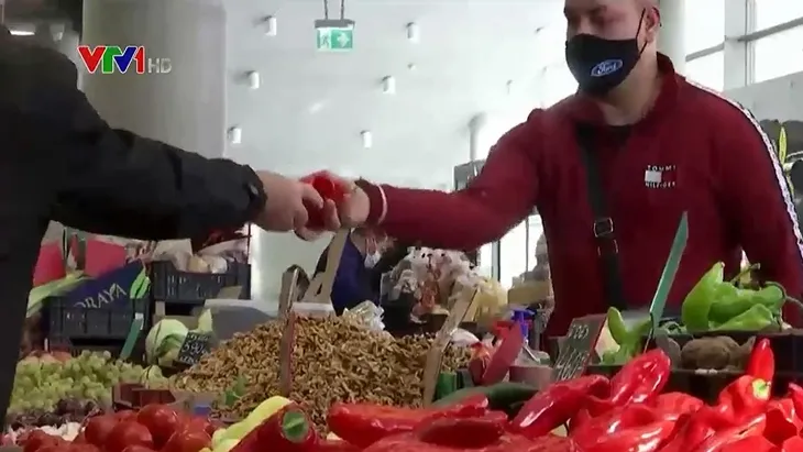 Người dân châu Âu đón Giáng sinh buồn bởi dịch bệnh và lạm phát - Ảnh 2. Người dân châu Âu đón Giáng sinh buồn bởi dịch bệnh và lạm phát - Ảnh 2.